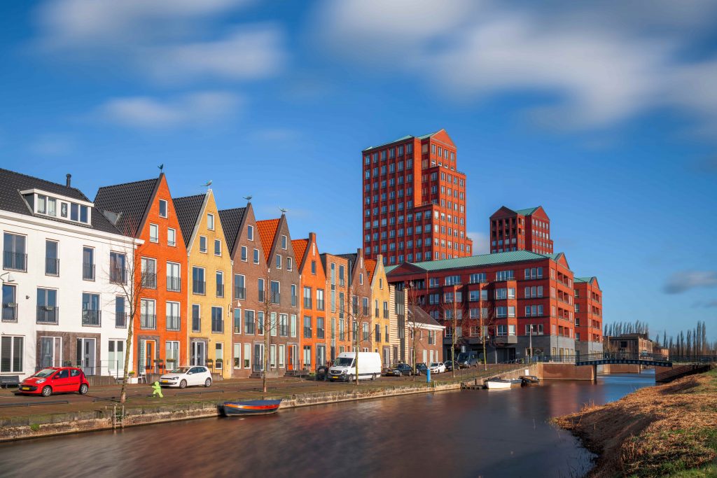 Kleurrijke nieuwbouwwoningen aan het water