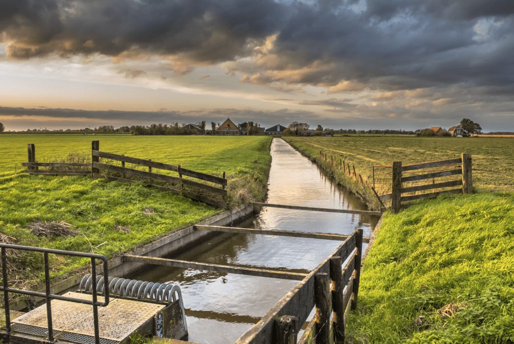 Oever met damwand langs een vaart