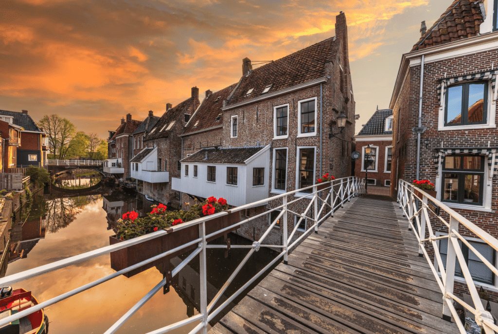 Grachten met historische panden