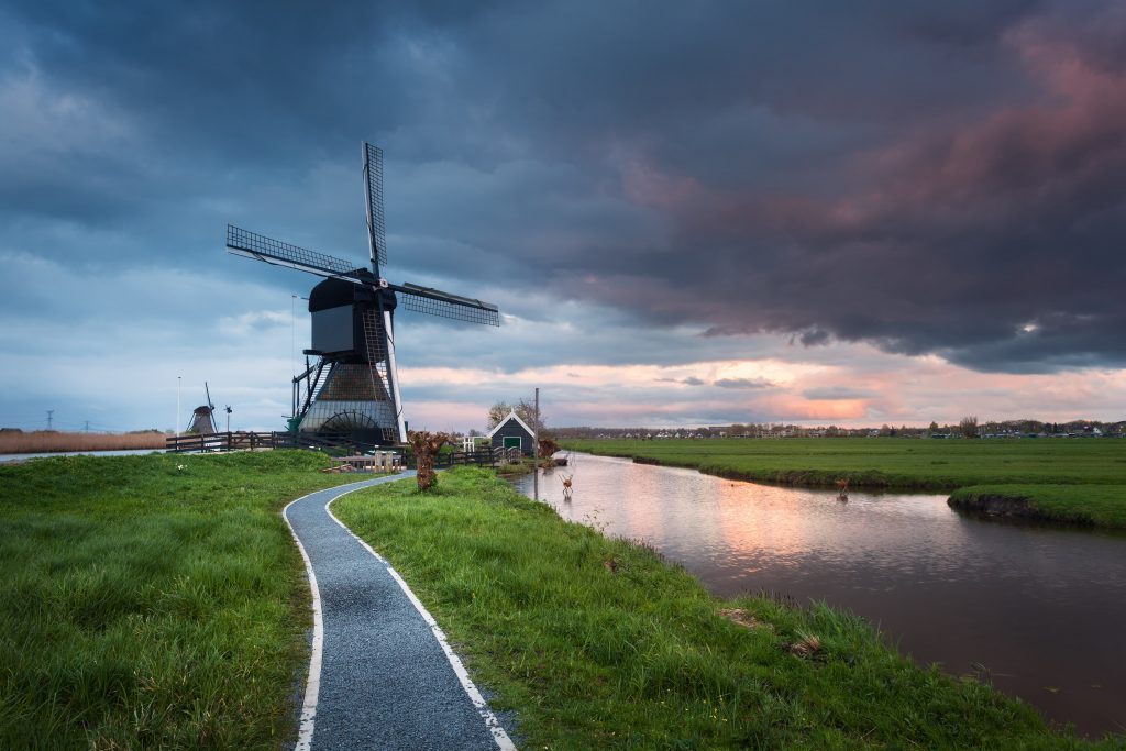 Traditionele Hollandse molen aan het water